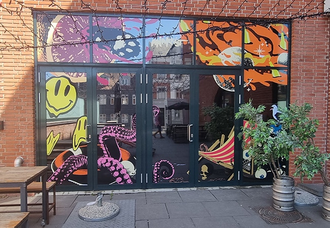 Facade med foliedekoration og visuel opgradering