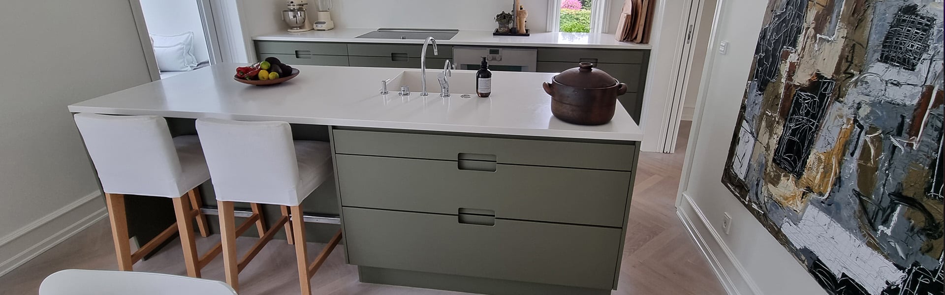 Køkken med inventarfolie i moderne finish