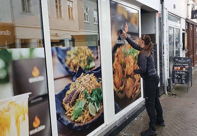 Montage af facadefolie på bygning
