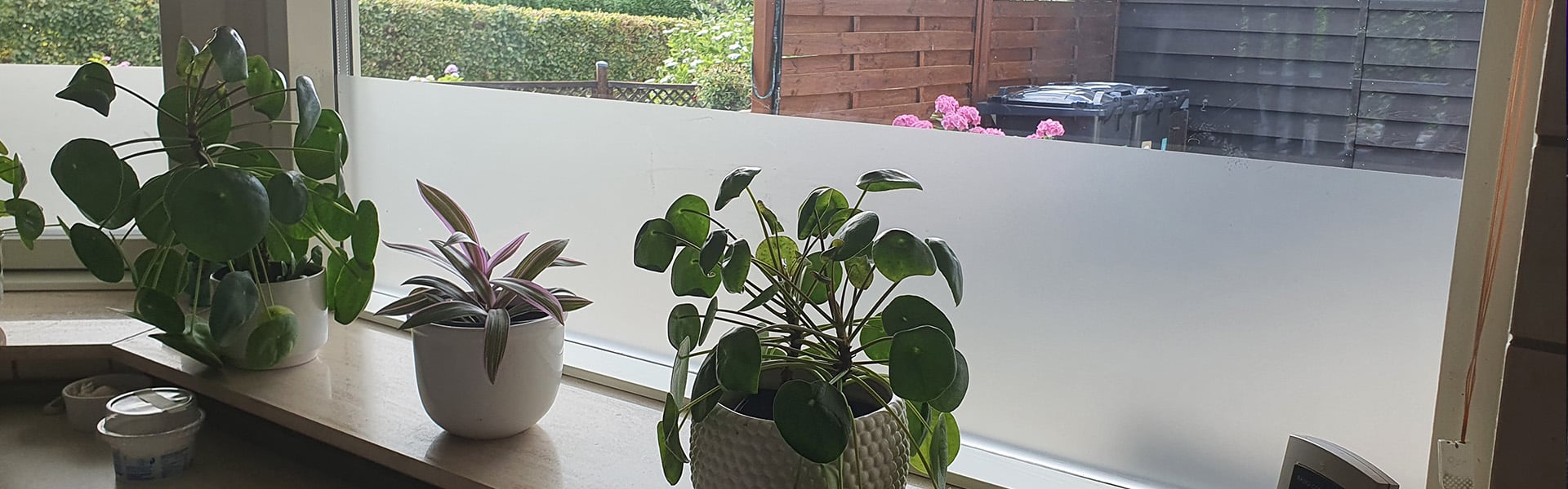 Detaljebillede af kant og glasparti med folie