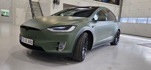 Tesla Model X i mat grøn – alle falser folieret